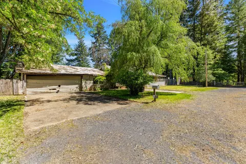 337 S Kerby Ave, Cave Junction, OR 97523