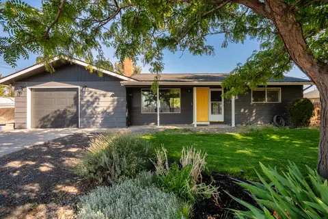 664 SW 35th St, Redmond, OR 97756