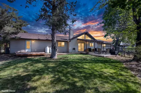 4050 SW Highland Ave, Redmond, OR 97756