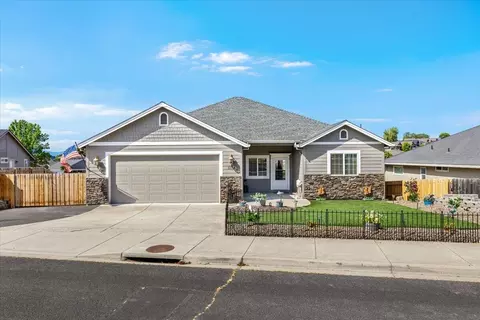 1174 Highlands Dr, Eagle Point, OR 97524