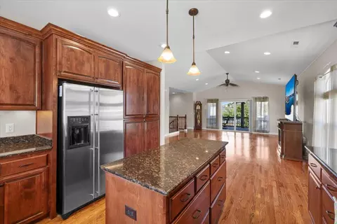 Kitchen - 1174 Highlands Dr, Eagle Point, OR 97524 photo 4 of 4