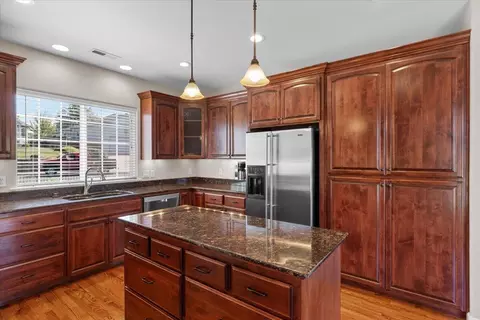 Kitchen - 1174 Highlands Dr, Eagle Point, OR 97524 photo 3 of 4