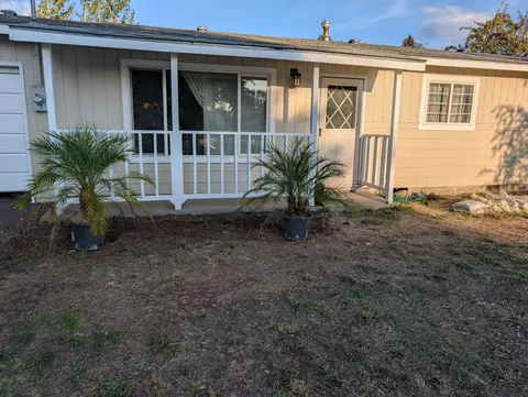 1035 Applewood St, Klamath Falls, OR 97603