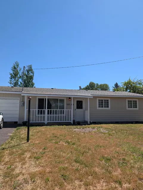 1035 Applewood St, Klamath Falls, OR 97603