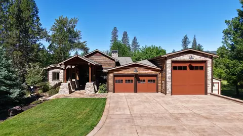 1030 Anglers Pl, Shady Cove, OR 97539