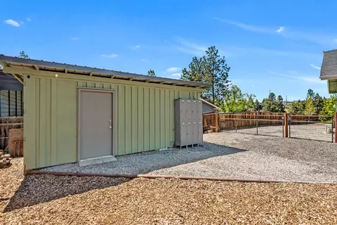 Exterior - 63406 Vogt Rd, Bend, OR 97701 photo 7 of 10