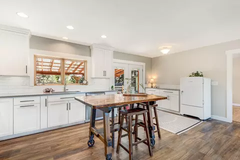 Kitchen - 63406 Vogt Rd, Bend, OR 97701 photo 2 of 3