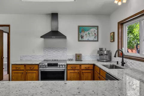 Kitchen - 1776 NE Pheasant Ln, Bend, OR 97701 photo 6 of 8
