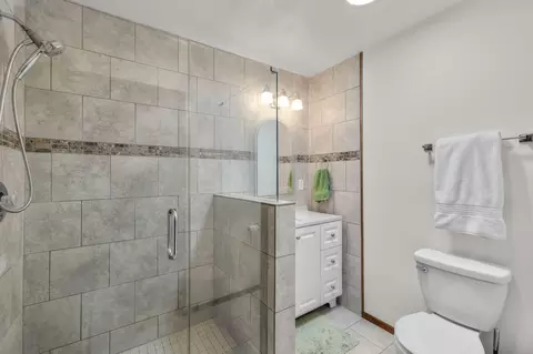 Bath - 1776 NE Pheasant Ln, Bend, OR 97701 photo 4 of 6
