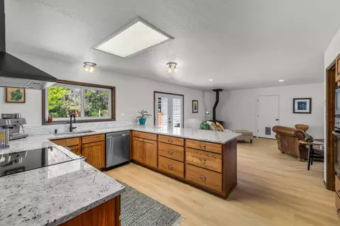 Kitchen - 1776 NE Pheasant Ln, Bend, OR 97701 photo 5 of 8
