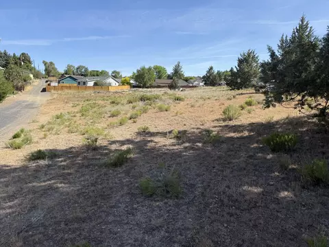 se revere avenue, Madras, OR 97741