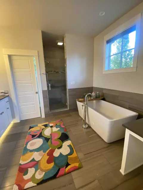 Bath - 19301 Alianna Loop, Bend, OR 97702 photo 2 of 6