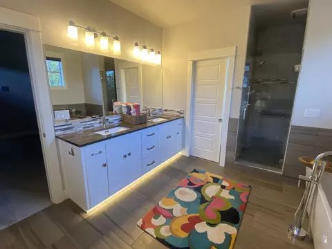 Bath - 19301 Alianna Loop, Bend, OR 97702 photo 1 of 6