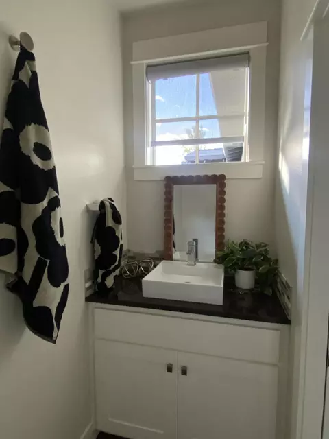 Bath - 19301 Alianna Loop, Bend, OR 97702 photo 4 of 6