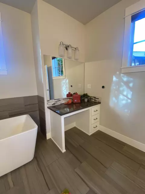 Bath - 19301 Alianna Loop, Bend, OR 97702 photo 3 of 6