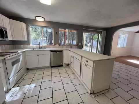 Kitchen - 52360 Ammon Rd, La Pine, OR 97739 photo 5 of 6