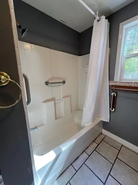 Bath - 52360 Ammon Rd, La Pine, OR 97739 photo 4 of 4