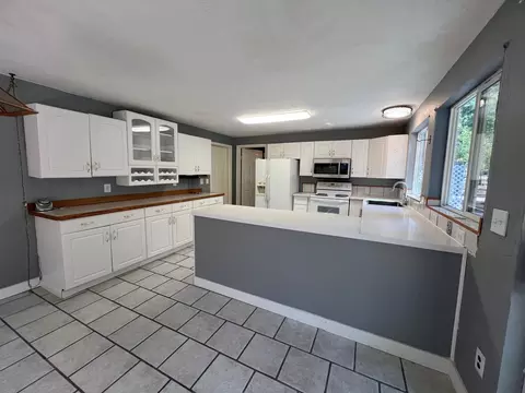 Kitchen - 52360 Ammon Rd, La Pine, OR 97739 photo 1 of 6
