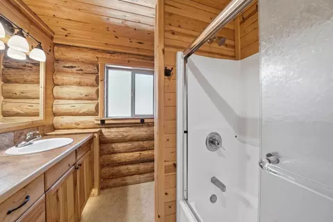 Bath - 14177 Whitewater Loop, La Pine, OR 97739 photo 1 of 2