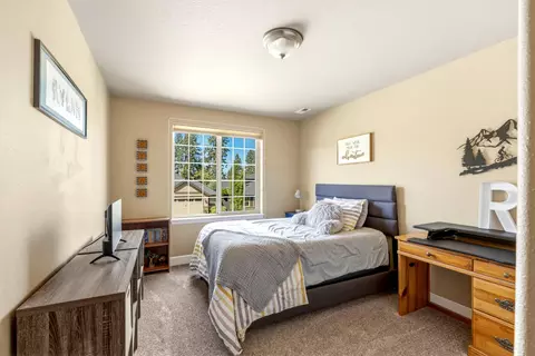 Bedroom - 20165 Stonegate Dr, Bend, OR 97702 photo 2 of 5