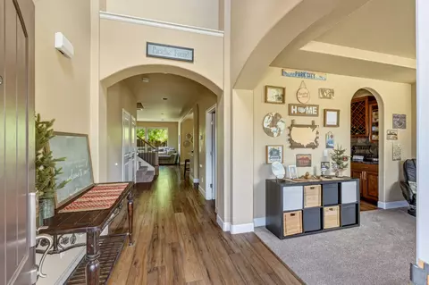 Entry Way - 20165 Stonegate Dr, Bend, OR 97702 photo 2 of 4