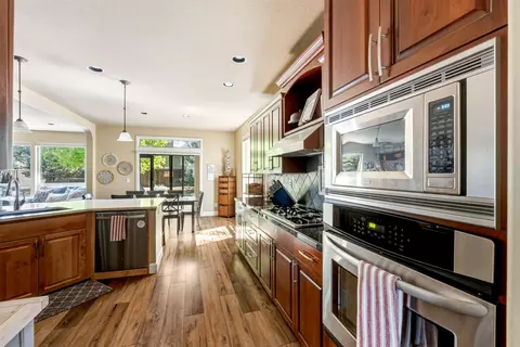 Kitchen - 20165 Stonegate Dr, Bend, OR 97702 photo 2 of 2