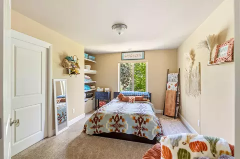 Bedroom - 20165 Stonegate Dr, Bend, OR 97702 photo 4 of 5
