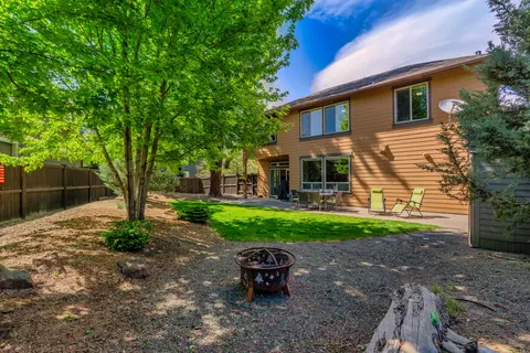 Exterior - 20165 Stonegate Dr, Bend, OR 97702 photo 2 of 7