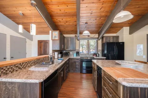 Kitchen - 53606 Bridge Dr, La Pine, OR 97739 photo 2 of 5