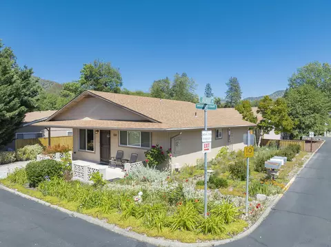 100 Brookside Ct, Rogue River, OR 97537