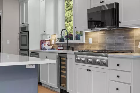 Kitchen - 1041 E Timber Pine Dr, Sisters, OR 97759 photo 2 of 2