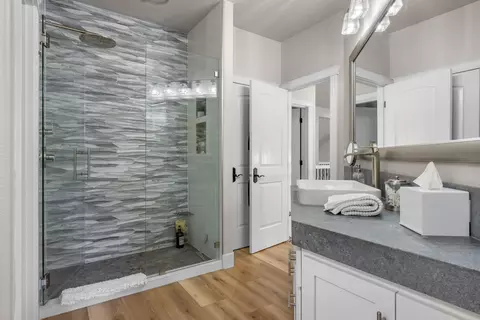 Bath - 1041 E Timber Pine Dr, Sisters, OR 97759 photo 2 of 3