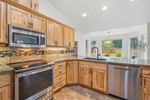 Kitchen - 55965 Blue Eagle Rd, Bend, OR 97707 photo 3 of 5