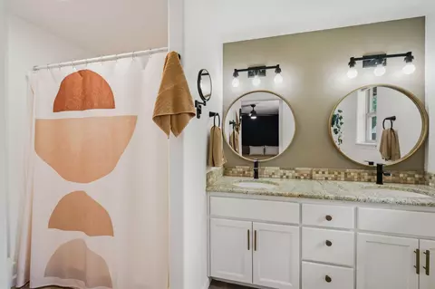 Bath - 55965 Blue Eagle Rd, Bend, OR 97707 photo 1 of 3