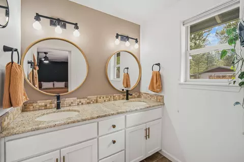 Bath - 55965 Blue Eagle Rd, Bend, OR 97707 photo 2 of 3