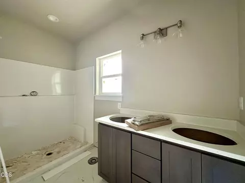 Bath - 313 E Rapp Rd, Talent, OR 97540 photo 1 of 1