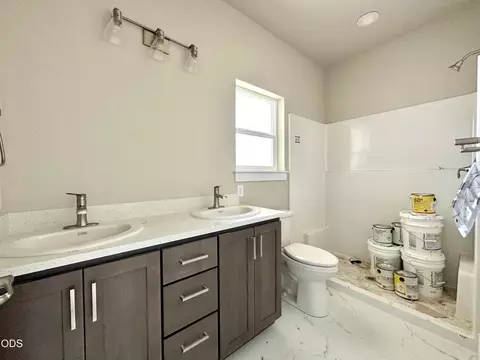 Bath - 315 E Rapp Rd, Talent, OR 97540 photo 2 of 4