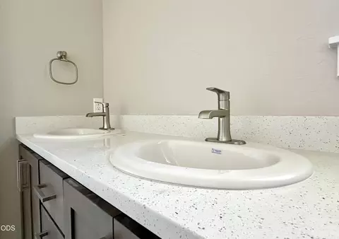 Bath - 315 E Rapp Rd, Talent, OR 97540 photo 4 of 4