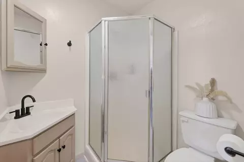 Bath - 829 Hazel St, Central Point, OR 97502 photo 2 of 2