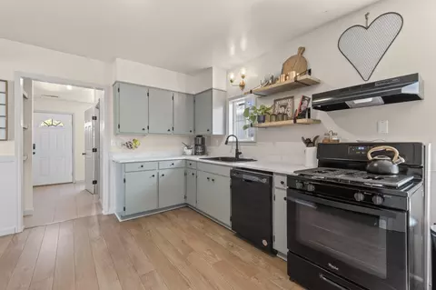 Kitchen - 829 Hazel St, Central Point, OR 97502 photo 1 of 2