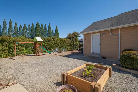 Exterior - 829 Hazel St, Central Point, OR 97502 photo 8 of 9