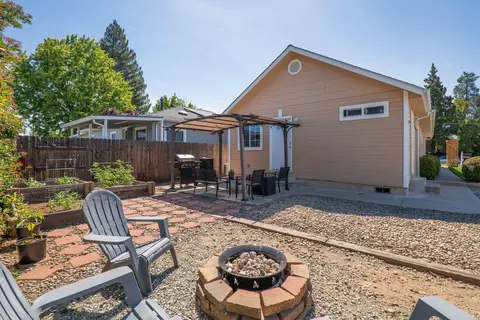 Exterior - 829 Hazel St, Central Point, OR 97502 photo 5 of 9