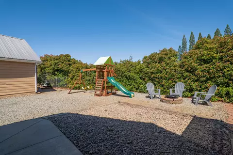 Exterior - 829 Hazel St, Central Point, OR 97502 photo 4 of 9