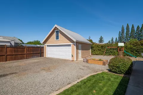 Exterior - 829 Hazel St, Central Point, OR 97502 photo 9 of 9