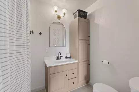 Bath - 829 Hazel St, Central Point, OR 97502 photo 1 of 2