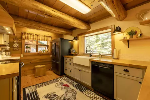 Kitchen - 16765 Pine Pl, La Pine, OR 97739 photo 2 of 4