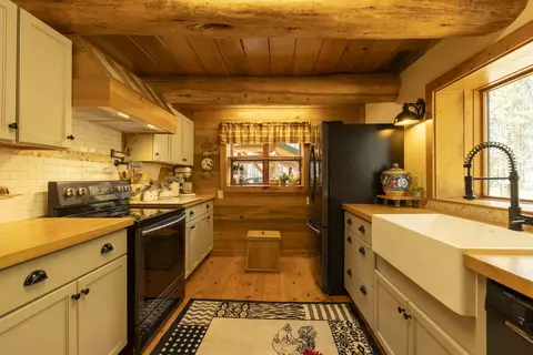 Kitchen - 16765 Pine Pl, La Pine, OR 97739 photo 3 of 4