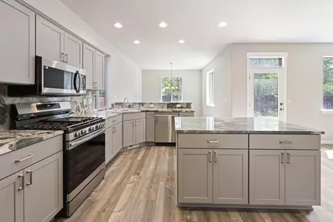 Kitchen - 21189 Ritz Pl, Bend, OR 97702 photo 2 of 4