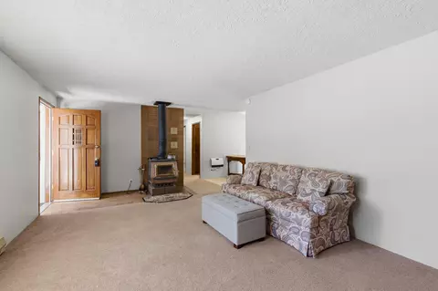 Living - 50868 Doe Loop, La Pine, OR 97739 photo 2 of 5