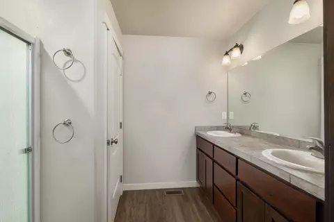 Bath - 21189 Capella, Bend, OR 97702 photo 2 of 3